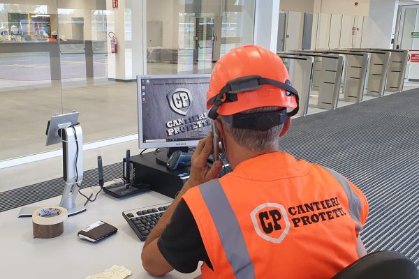 Operatore edile al computer in ufficio cantiere