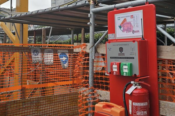 Postazione emergenza antincendio in cantiere edile