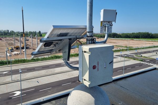 Pannello solare installato su palo stradale