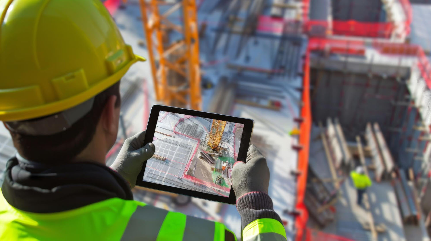 Operaio edile con tablet in cantiere