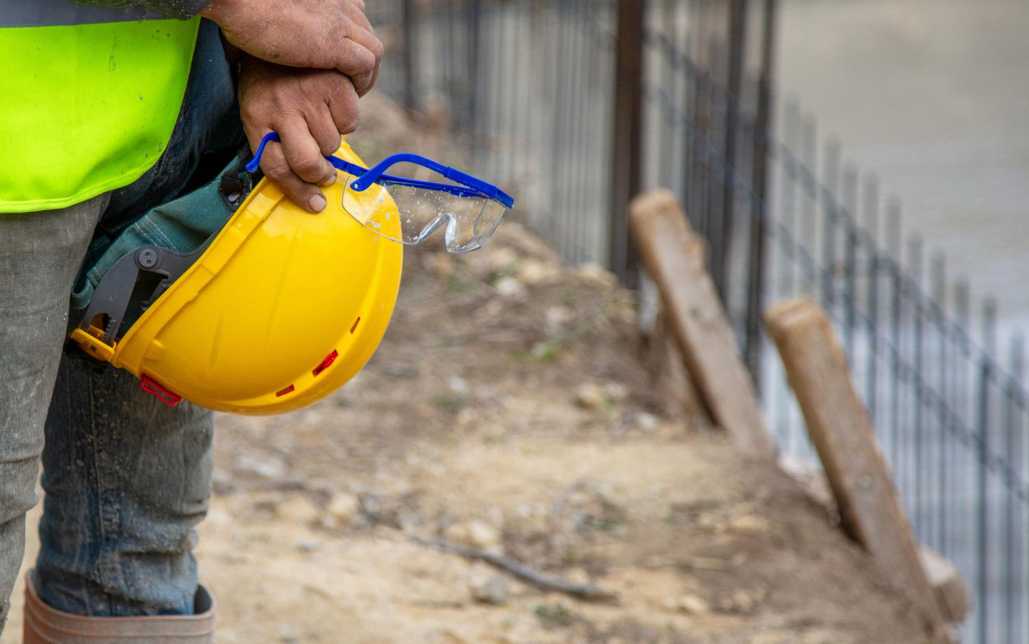 Operaio con casco giallo in cantiere